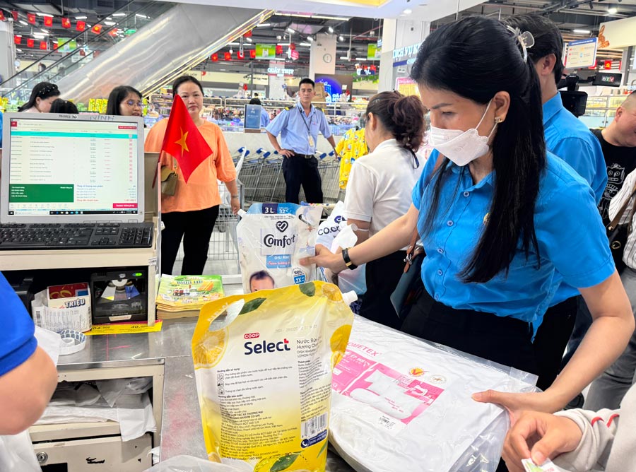 Union members are purchased at preferential prices at supermarkets jointly organized by the Binh Thuan Provincial Federation of Labor. Photo: Duy Tuan