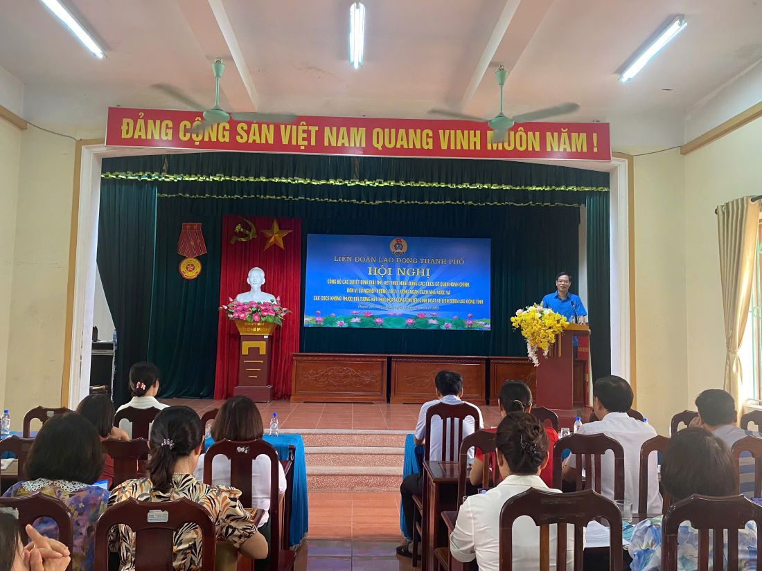 Phó Chủ tịch Thường trực LĐLĐ tỉnh Thái Bình Nguyễn Thái Dương phát biểu tại hội nghị. Ảnh: Bá Mạnh