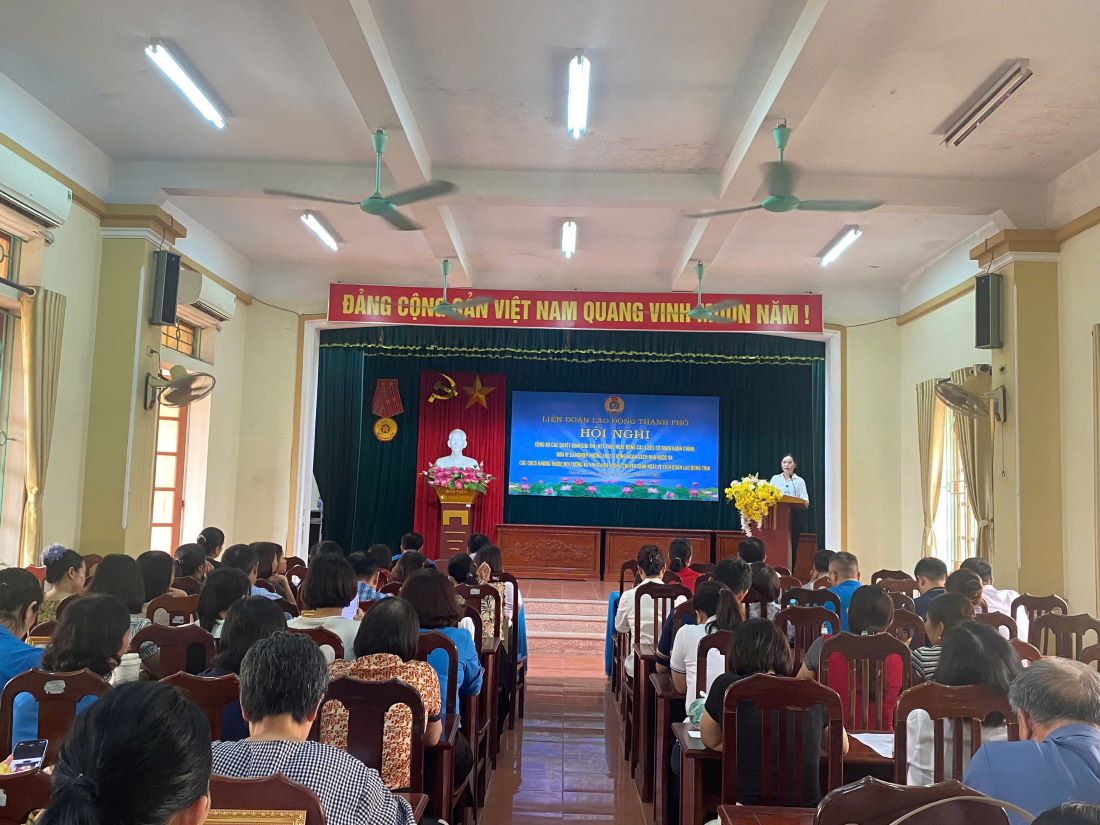 Chairwoman of the Thai Binh City Labor Federation Phi Thi Thanh Huyen announced the decision to dissolve and terminate the activities of 86 grassroots unions. Photo: Ba Manh