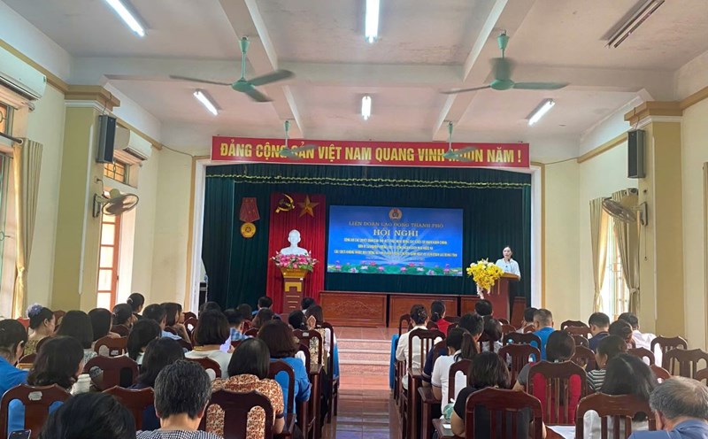 Chairwoman of the Thai Binh City Labor Federation Phi Thi Thanh Huyen announced the decision to dissolve and terminate the activities of 86 grassroots unions. Photo: Ba Manh