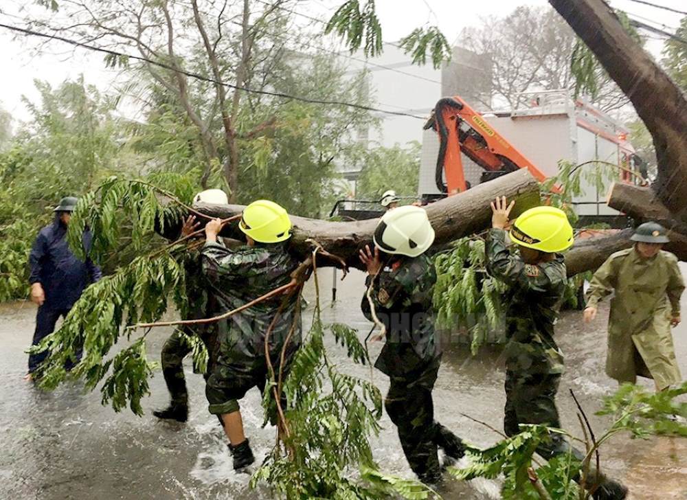 호치민시 무장군 구조대는 항상 대기하고 있으며 자연 재해 및 폭풍우 홍수 예방에 참여할 준비가 되어 있습니다. 사진: 호치민시 당위원회