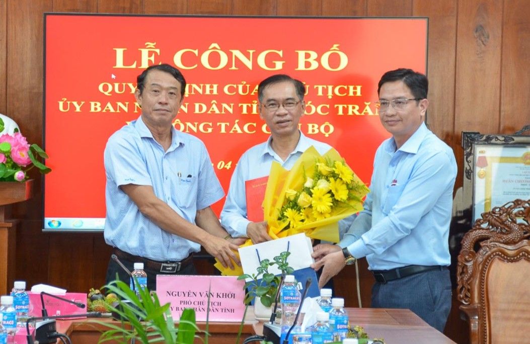 Lanh dao UBND tinh va So Tai chinh tinh Soc Trang trao quyet dinh nghi huu va tang hoa, qua cho ong Dang Thanh Mau. Anh: Hoang Lan