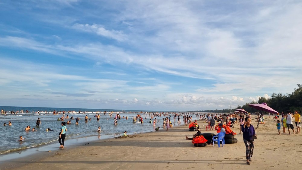 Mi playa de Khe en Quang Ngai es el hogar de muchas personas, visitantes para visitar, nadar en la temporada caliente ... Foto: Vien Nguyen