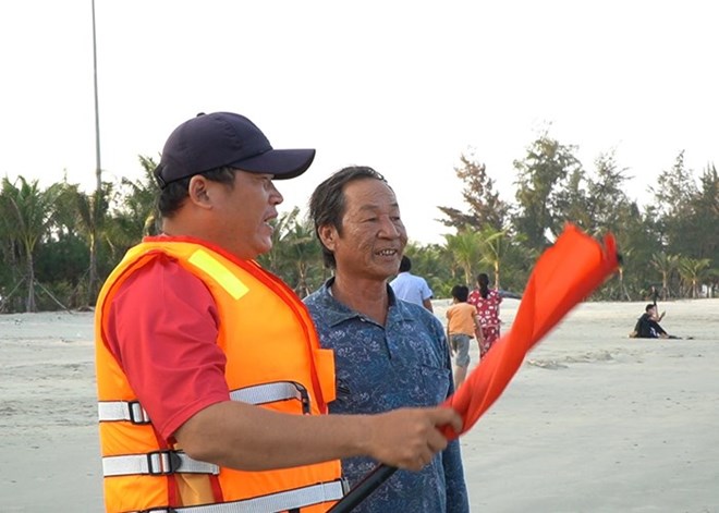 To Quan ly bai bien My Khe luon tuc truc de kip thoi ung cuu nhung truong hop duoi nuoc. Anh: Vien Nguyen.