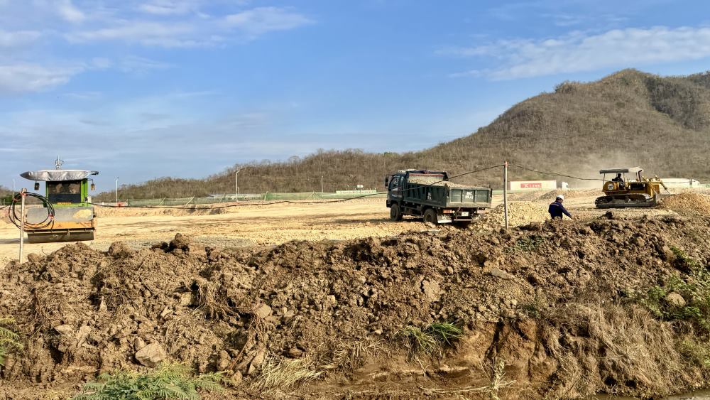 May moc dang thi cong tram dung nghi tai km205 cao toc Vinh Hao - Phan Thiet. Anh: Duy Tuan