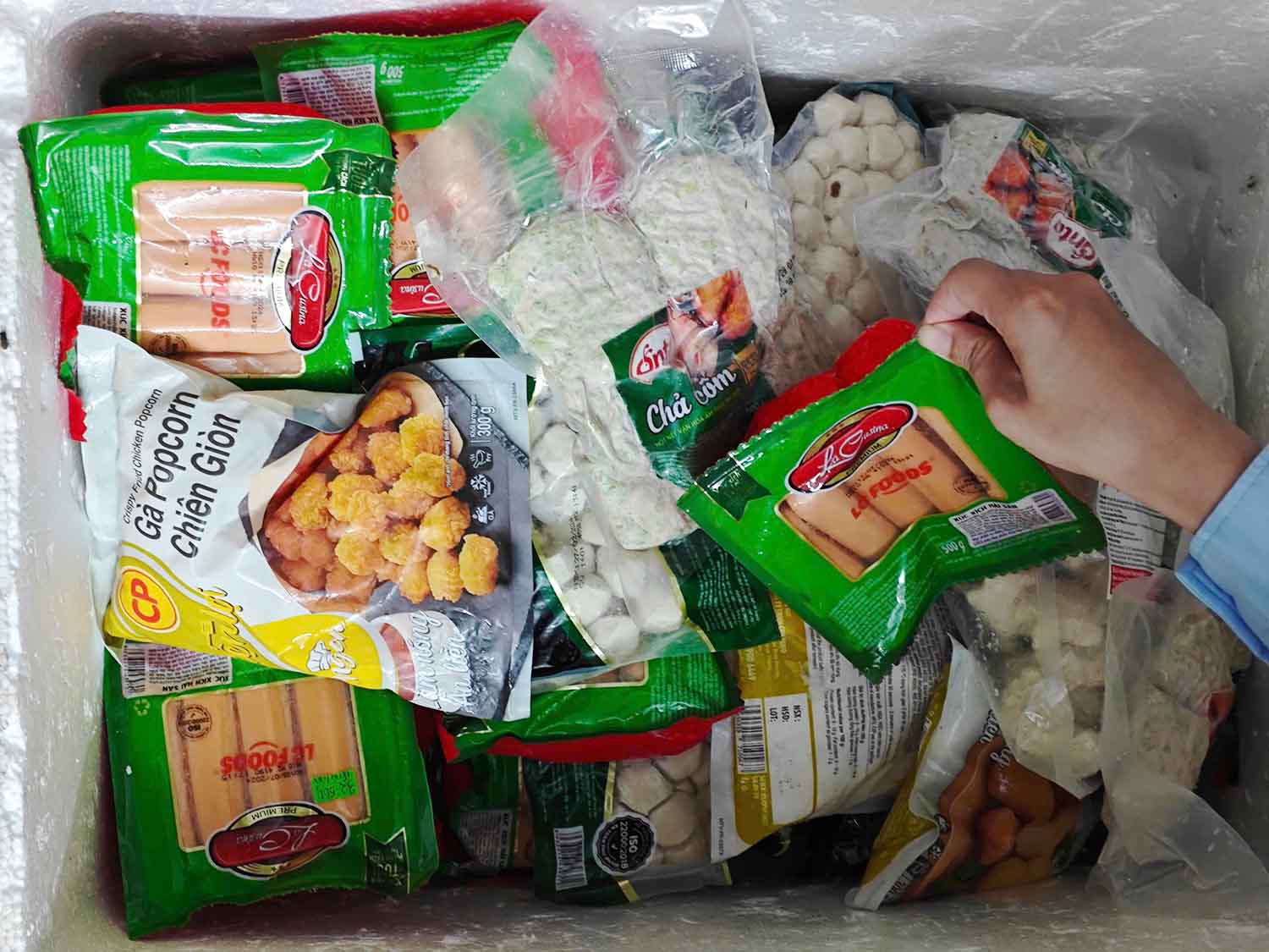 The expired goods were discovered and seized by the authorities of Quang Binh province. Photo: Quang Binh Market Management Department.