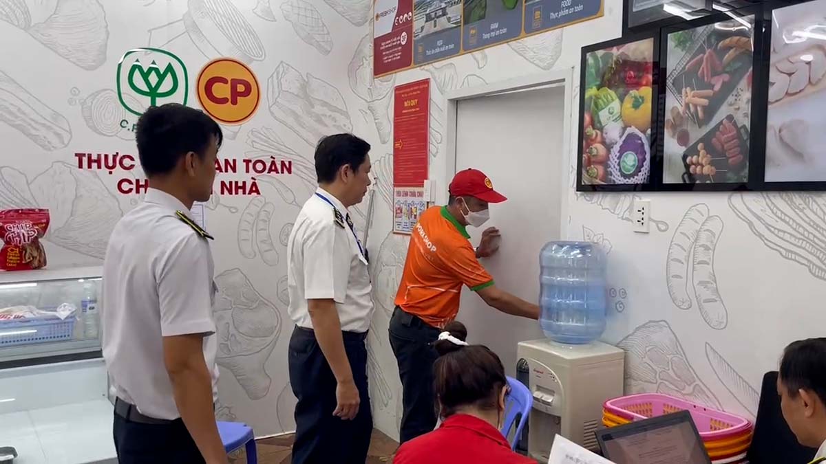 Las autoridades inspeccionan 2 puntos comerciales de C.P. Compañia de acciones conjuntas de ganado. Vietnam en Binh Duong. Foto: Dinh Trong