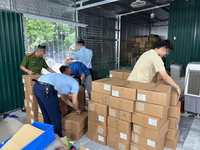 Authorities are required to step up the peak period of fighting to prevent and repel smuggling, trade fraud, and counterfeit goods. Photo: Bao Trung