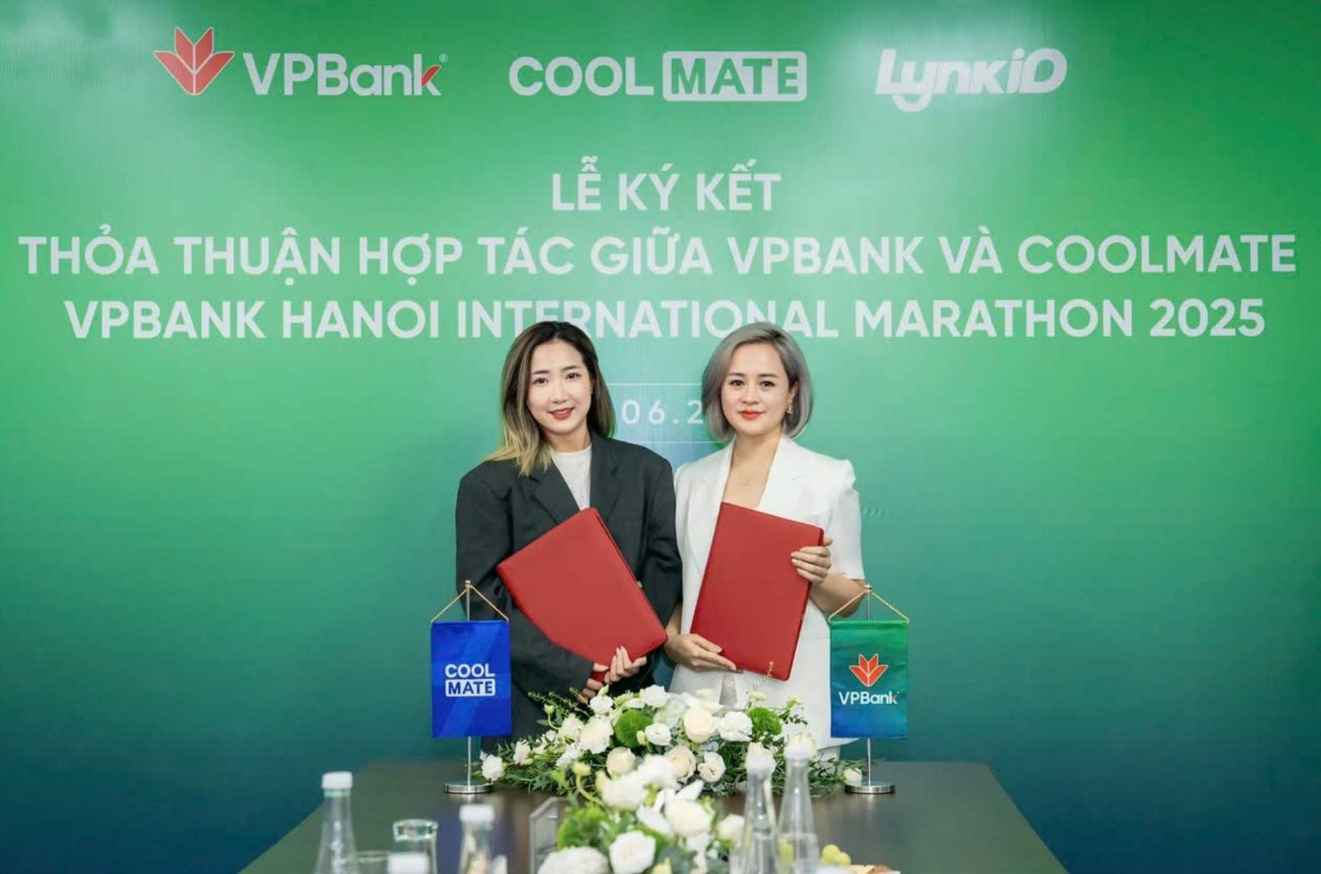 Dai dien VPBank va Coolmate tai le ky ket thoa thuan, khang dinh dinh huong hop tac chien luoc, dong hanh cung lan toa loi song nang dong. Anh VPBank