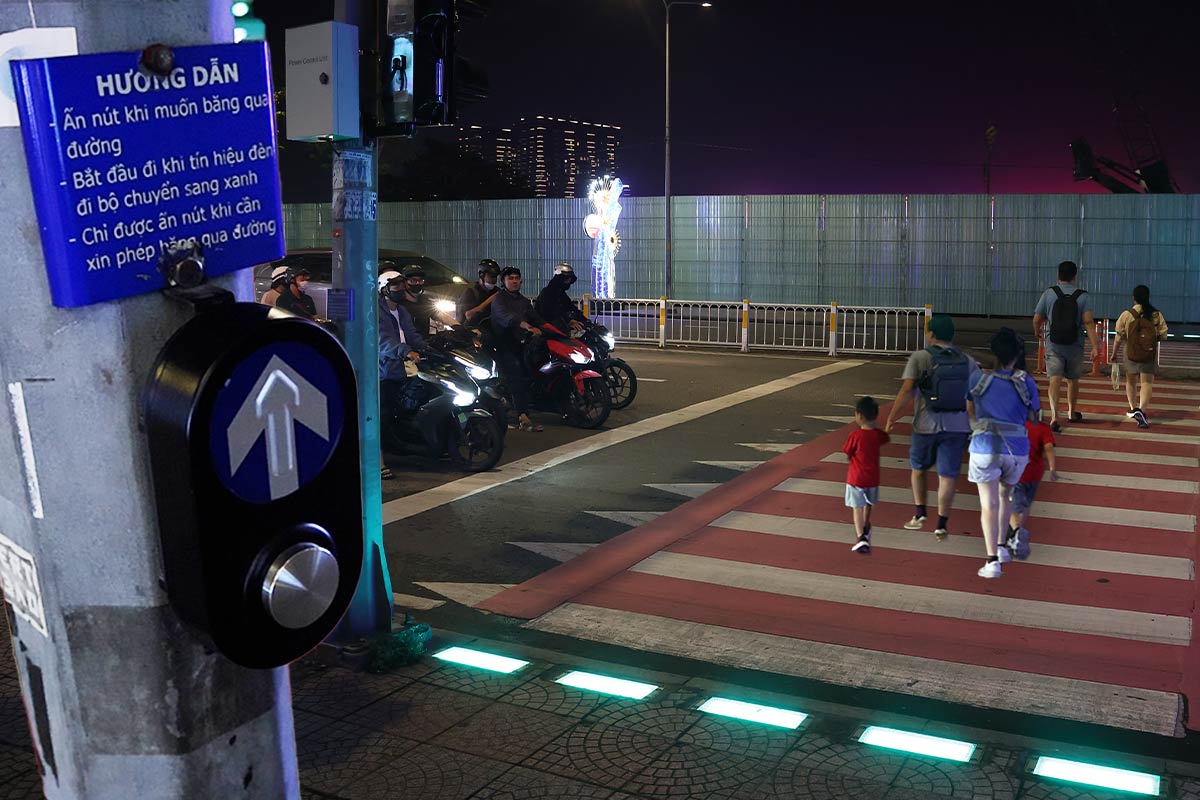 People easily cross the road in Ho Chi Minh City with 1 operation