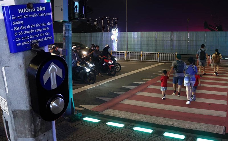 People easily cross the road in Ho Chi Minh City with 1 operation