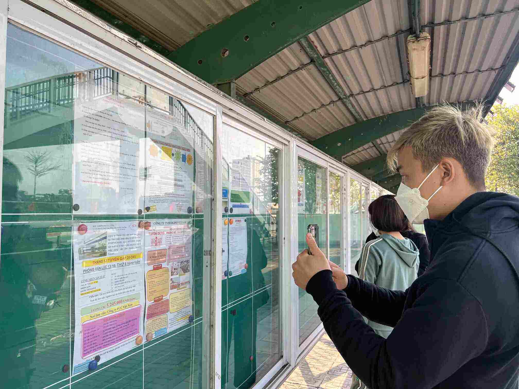 Los trabajadores encuentran nuevos trabajos porque quieren trabajar horas extras. Foto: Minh Huong.