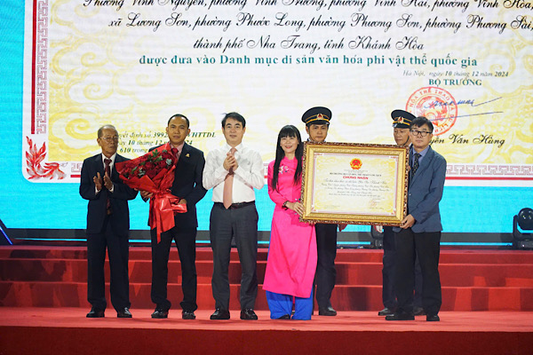 El conocimiento de la explotacion y el procesamiento de Khanh Hoa Salanganes fue reconocido por el Primer Ministro como un patrimonio cultural intangible nacional. Foto: Phuong Linh