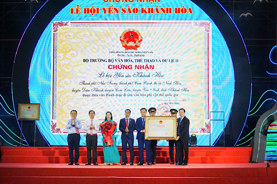 Le hoi Yen sao Khanh Hoa to chuc hang nam vao ngay 10.5 am lich duoc cong nhan la di san van hoa phi vat the quoc gia. Anh: Phuong Linh