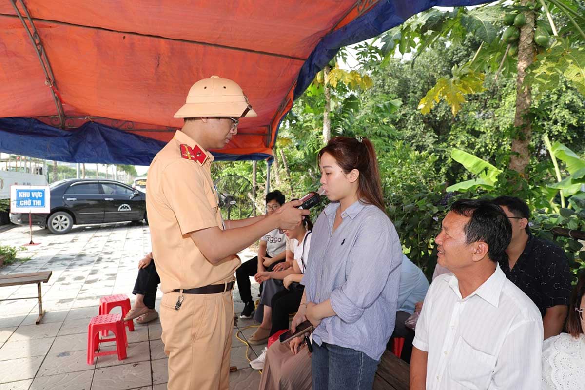 La Fuerza de Policia de Trafico verifica la medicion del contenido de alcohol para los candidatos antes de conducir en la carretera. Foto: Policia de la provincia de Ha Nam