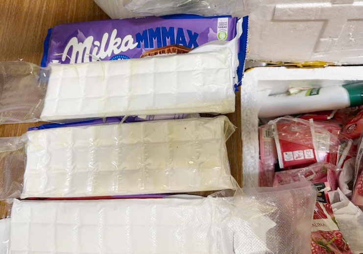 Hơn 5,3kg ma túy bị thu giữ, một phần được ngụy trang trong socola, hạt dinh dưỡng. Ảnh: Hải Quan