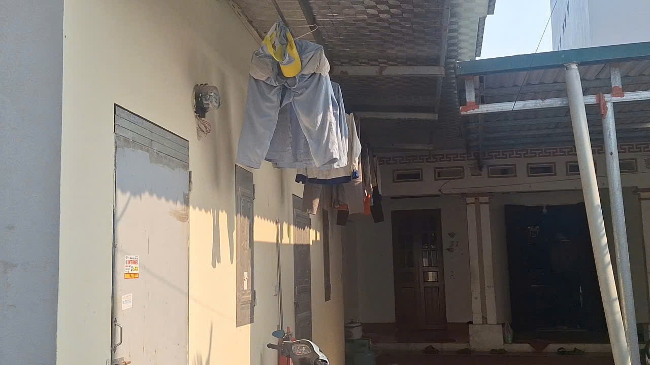 La habitacion donde alquilaron la madre de la Sra. Nu y su madre. Esta es un area de mano de obra independiente para elegidos debido al precio barato, sin aire acondicionado. Foto: Quynh Chi