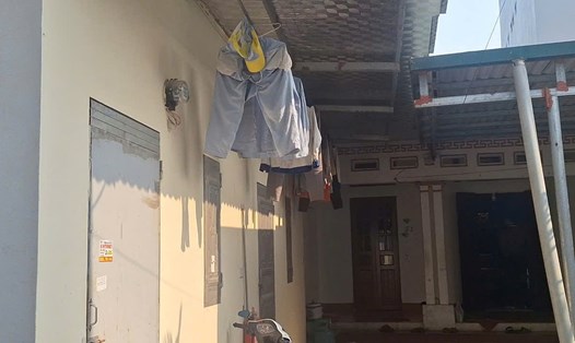 Phòng trọ nơi mẹ con bà Nụ thuê trọ. Đây là khu nhà nhiều lao động tự do lựa chọn vì giá rẻ, không lắp điều hòa. Ảnh: Quỳnh Chi