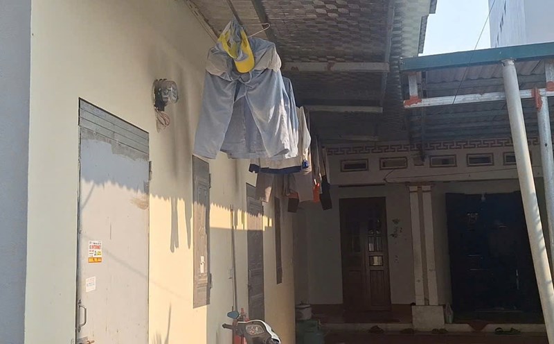 The rented room where Mrs. Nu and her children rented. This is a housing area chosen by many freelancers because of its cheap price and lack of air conditioners. Photo: Quynh Chi