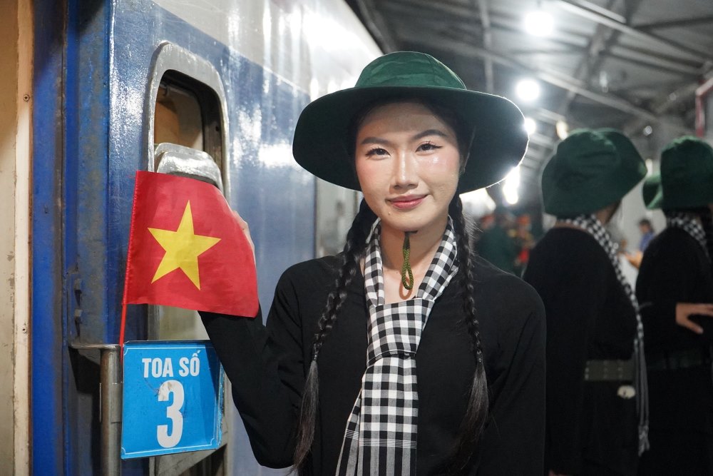 Chiến sĩ Nguyễn Thị Phúc tự hào khoác quân phục nữ Du kích miền Nam. Ảnh: Anh Tú