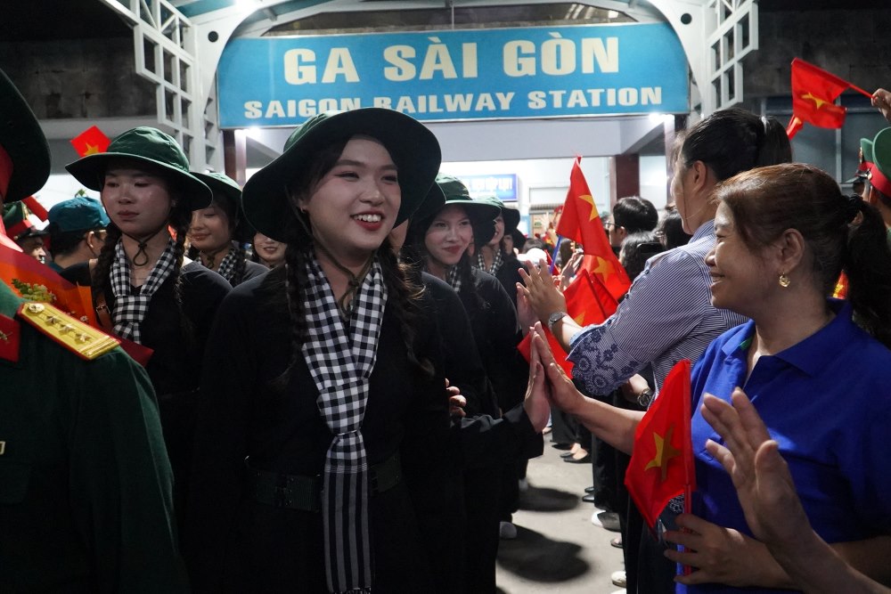  223 cán bộ, chiến sĩ tiêu biểu của Quân khu 7 đại diện TPHCM lên đường tham gia nhiệm vụ A80 tại Hà Nội. Ảnh: Anh Tú