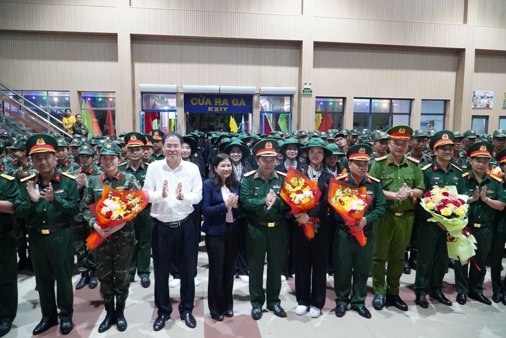 Lãnh đạo TPHCM và Quân khu 7 tặng hoa, gửi lời động viên trước khi các chiến sĩ lên đường. Ảnh: Anh Tú  