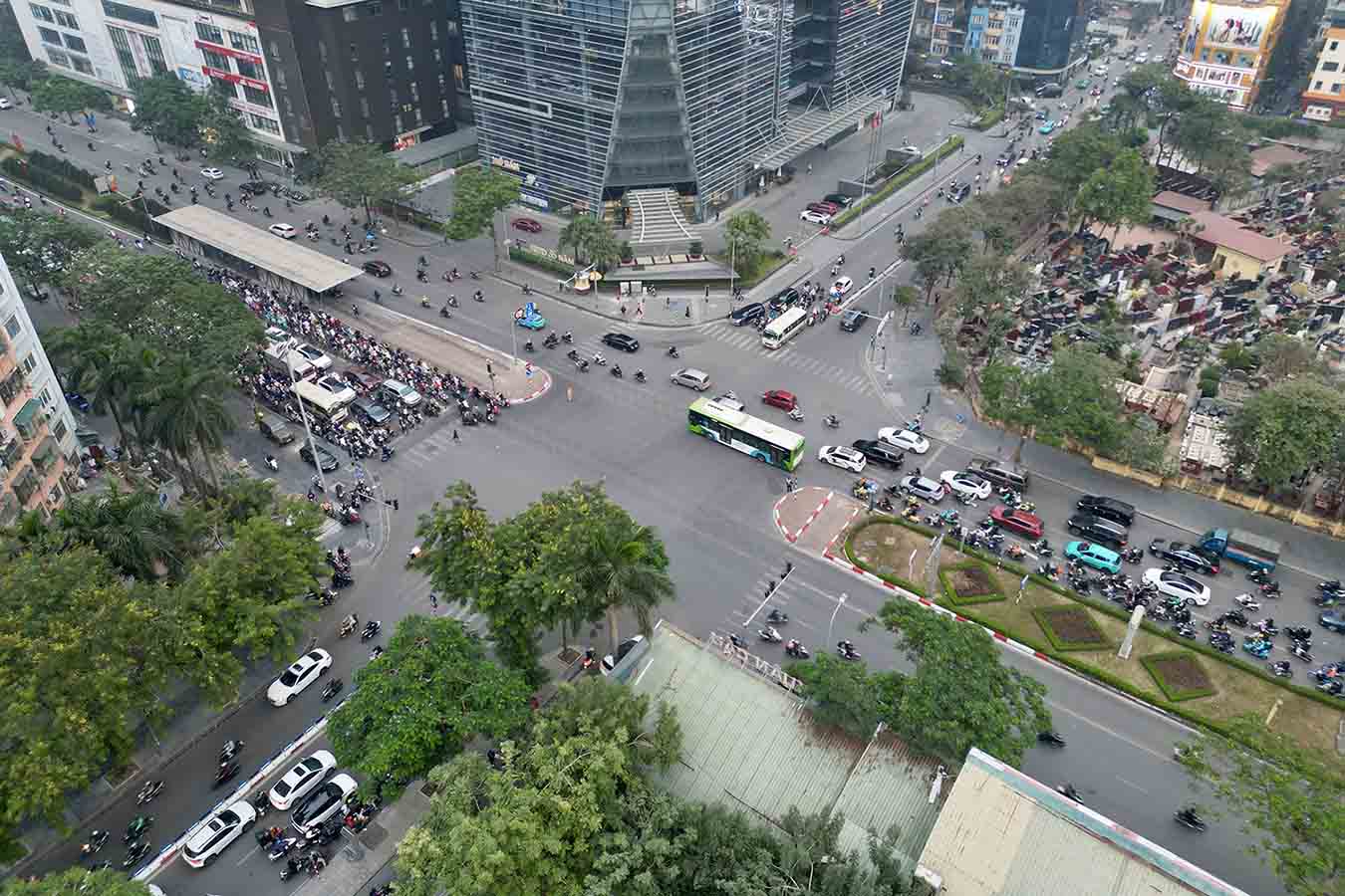 La interseccion de Le Van Luong - Nguyen Tuan (distrito de Thanh Xuan, Hanoi). Foto: Huu Chanh