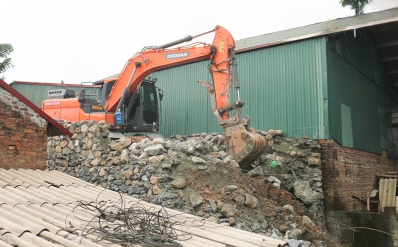 The authorities forced the demolition of the illegal construction in Can Huu commune (Quoc Oai, Hanoi). Photo: Nguyen Tuan