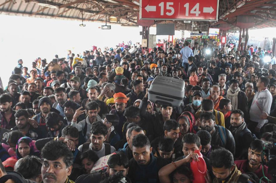 La escena llena de gente de la estacion de tren en Nueva Delhi (India) tomada el 16 de febrero. Foto: Xinhua