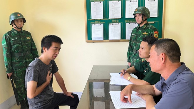 Doi tuong Bach Dung lam viec voi luc luong bien phong Lao Cai. Anh: Trung Dung