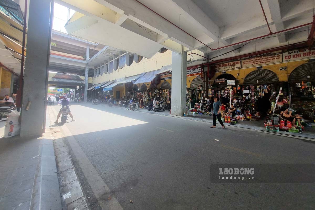 Mot so kiot gan duong di va khu vuc sap hang tang 2 van mo ban binh thuong. Anh: Ha Vi