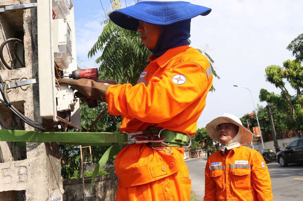 National electricity consumption capacity has recorded a record high with a peak capacity of up to 51,290MW. Photo: EVN