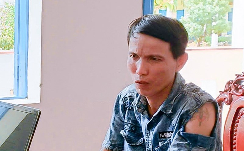Subject Ly Thai Bao at the authorities after being caught red-handed illegally storing drugs.