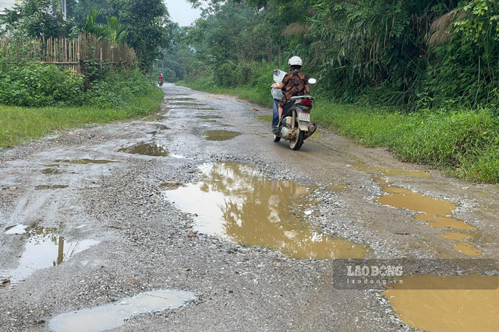 Đường liên xã lâu không được sửa chữa, xuống cấp nghiêm trọng ảnh hưởng đến việc đi lại của người dân. Ảnh: Đinh Đại.