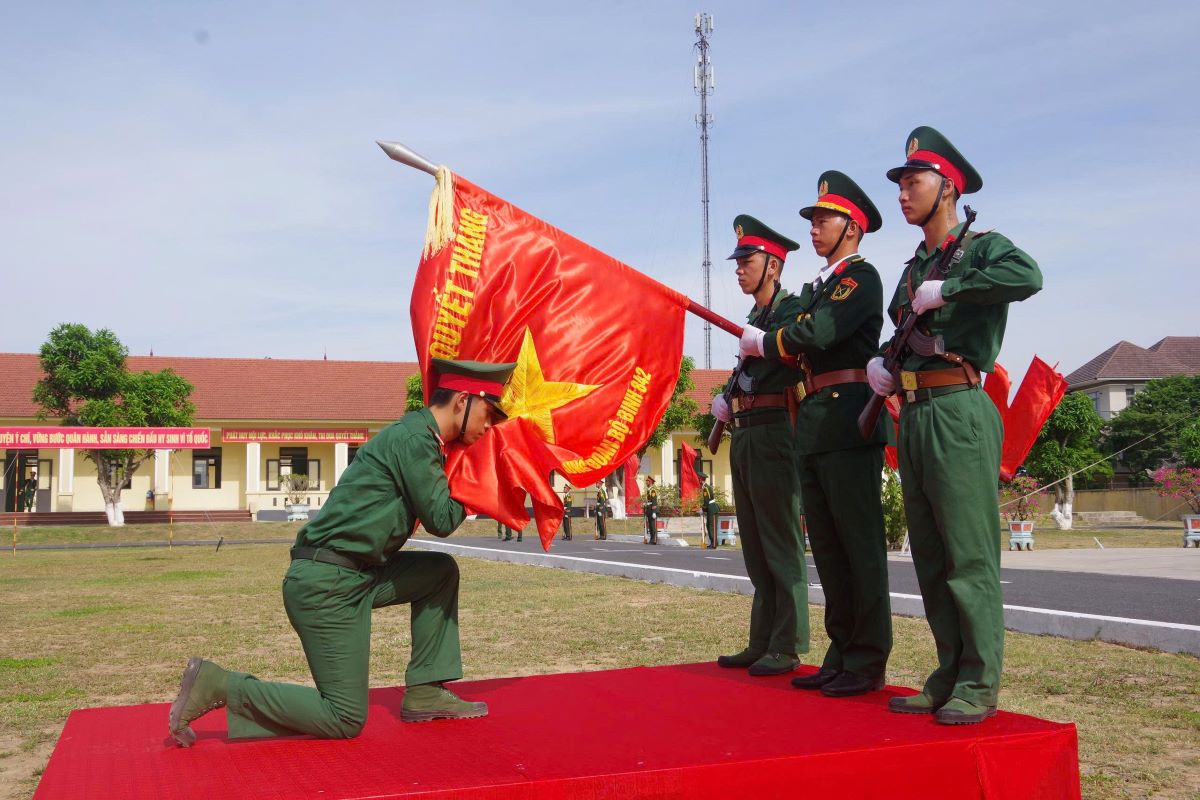The new soldier was sworn in under the Victory Flag. Photo: Han Nguyen