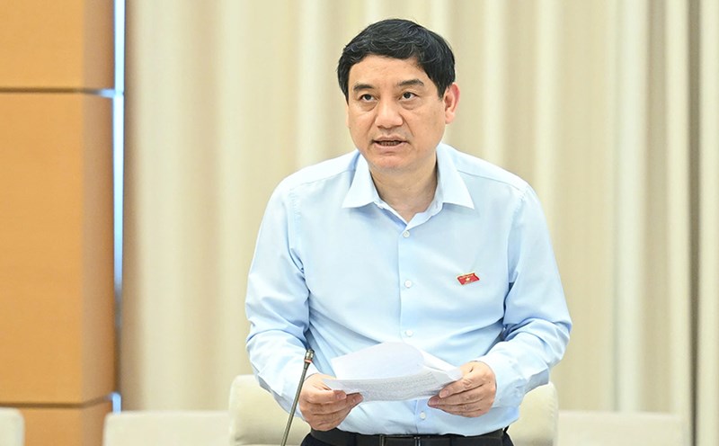 Chairman of the National Assembly's Social Insurance Committee Nguyen Dac Vinh presented a report on the reception, explanation, and revision of the draft Law on Advertising (amended). Photo: Quochoi