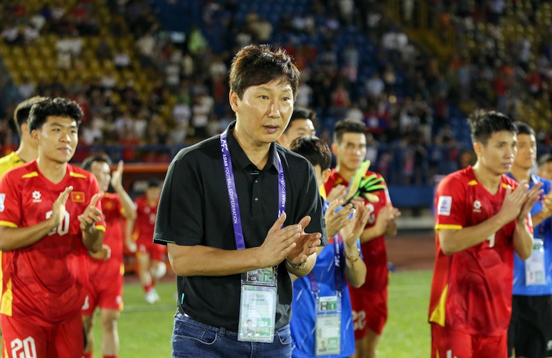 Huan luyen vien Kim Sang-sik lac quan truoc tran dau voi Malaysia. Anh: VFF