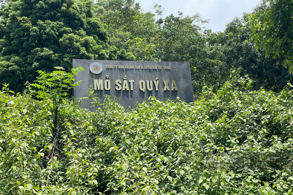 Mo sat Quy Xa con tru luong khoang 100 trieu tan quang. Day la mot trong nhung mo sat quy mo lon va co chat luong o khu vuc Dong Nam A. Hien nay, Cong ty Viet Trung dang su dung not so quang ton tai day chu khong duoc khai thac.