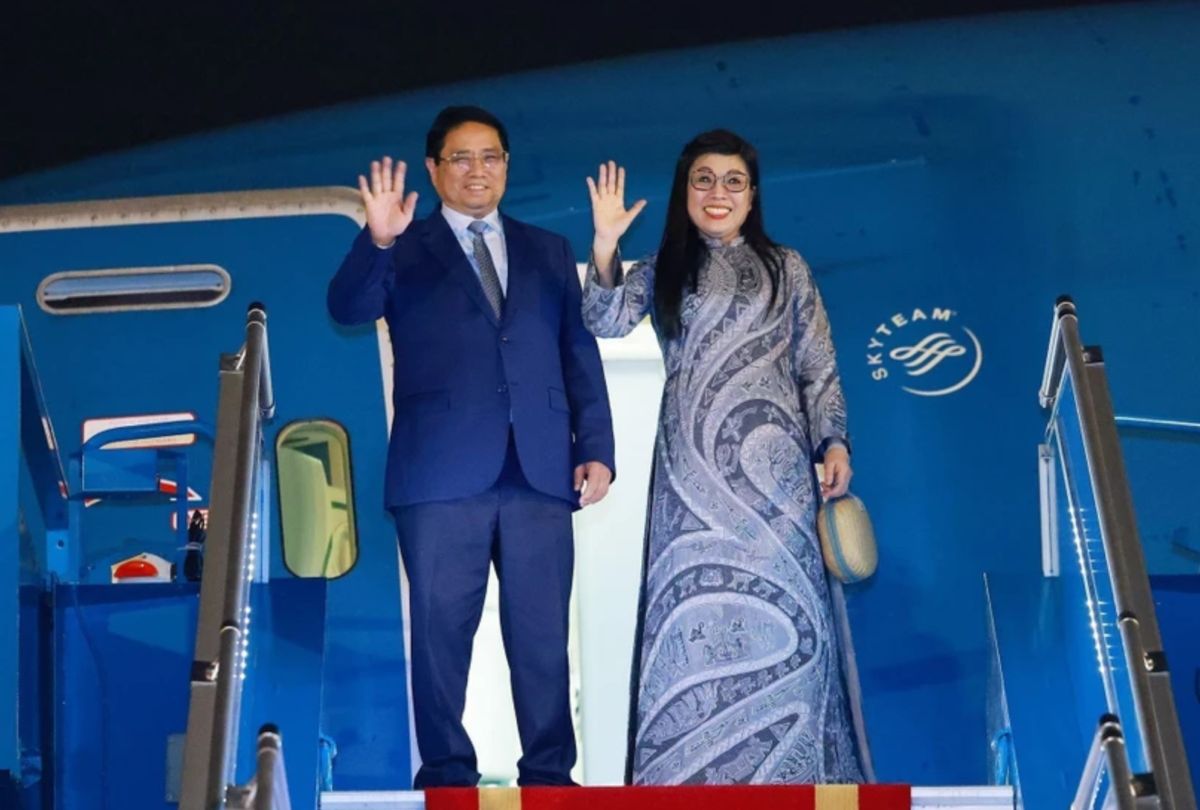Politburo member and Prime Minister Pham Minh Chinh and his wife Le Thi Bich Tran set off for a working trip to Europe. Photo: VNA