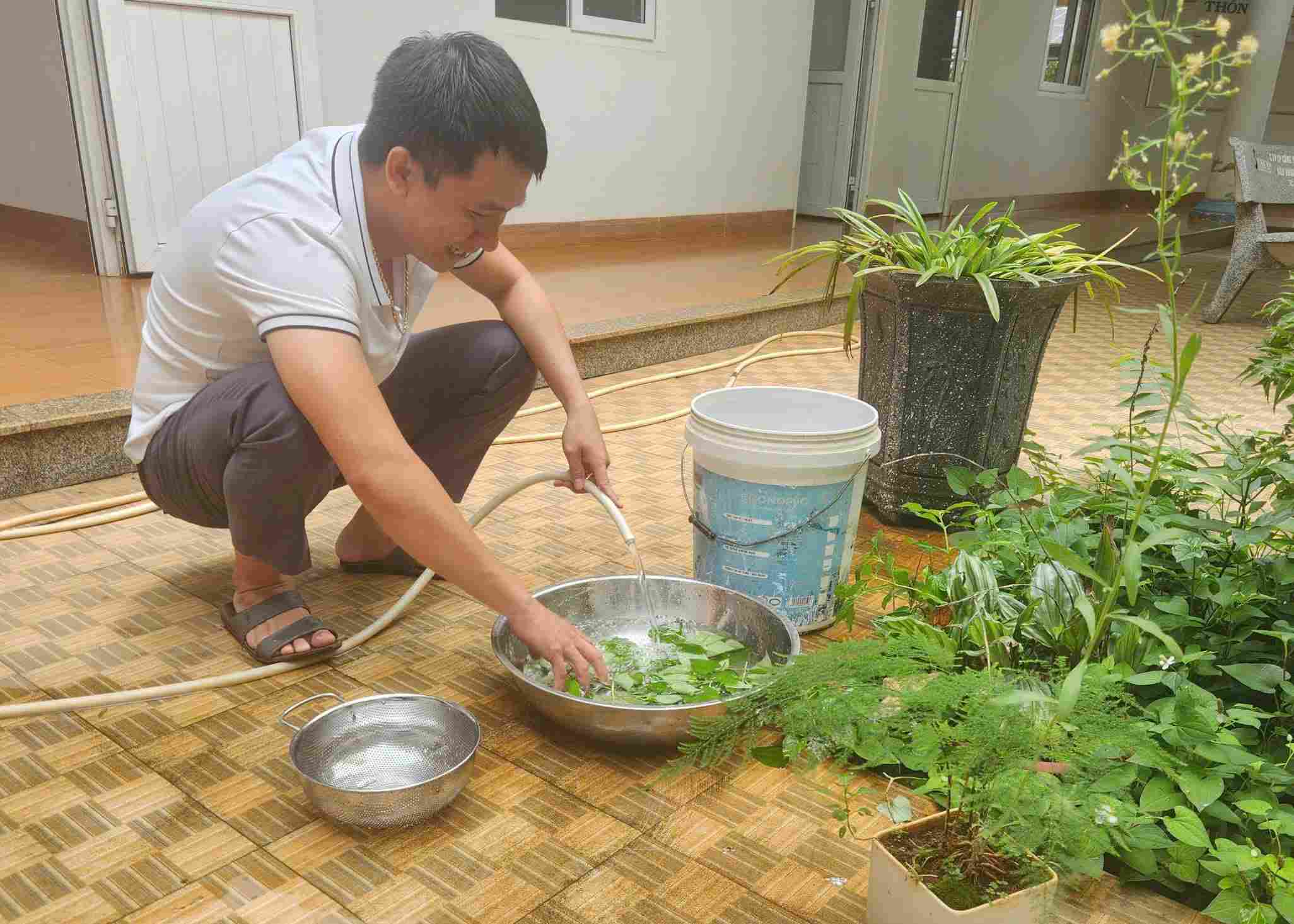 The high price of domestic water has caused many difficulties for people in Buon Ma Thuot city (Dak Lak province). Photo: Bao Trung