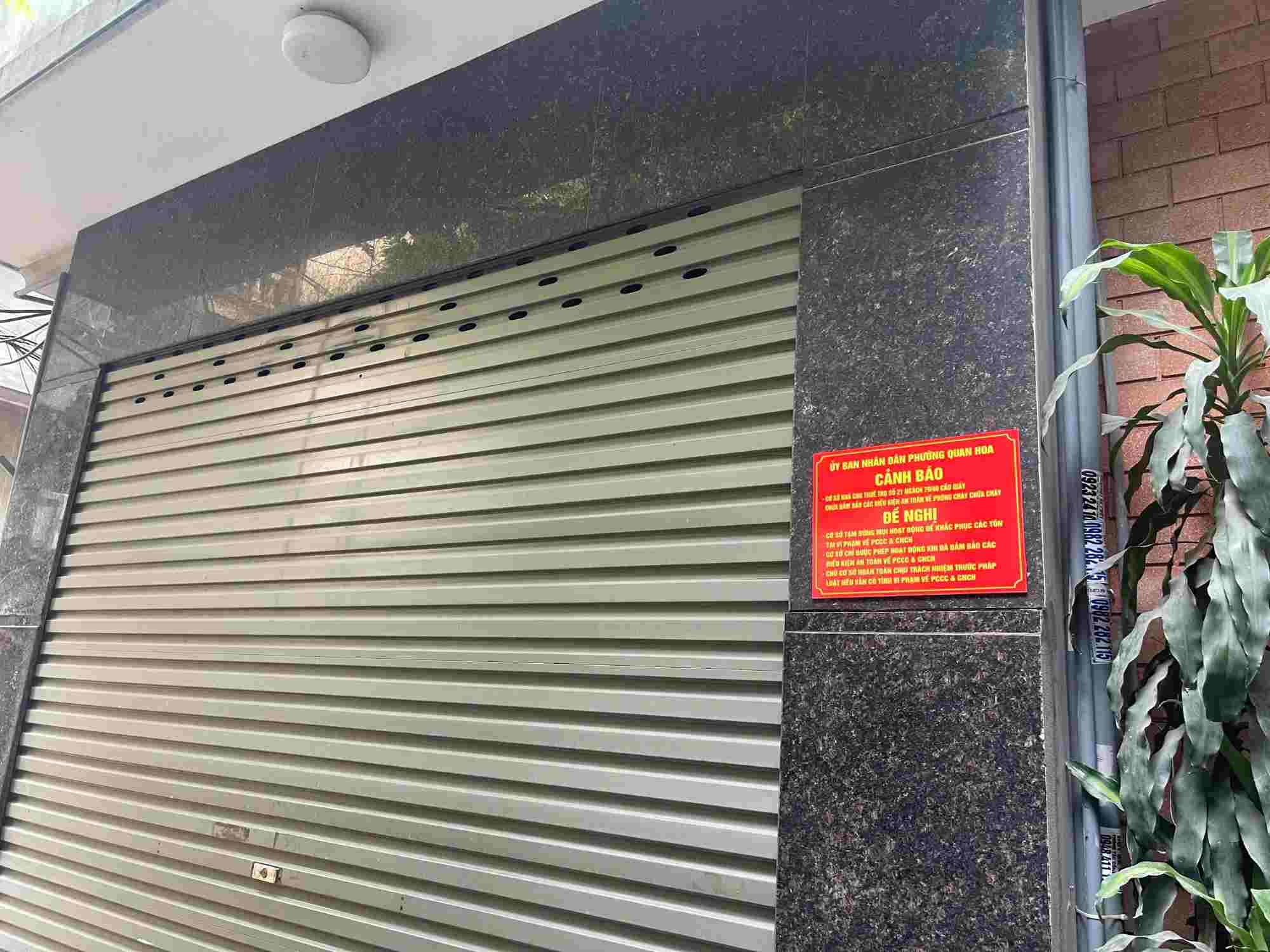 Hàng loạt nhà trọ bị dán biển cảnh báo vì vi phạm PCCC. 
Ảnh: Anh Tuấn