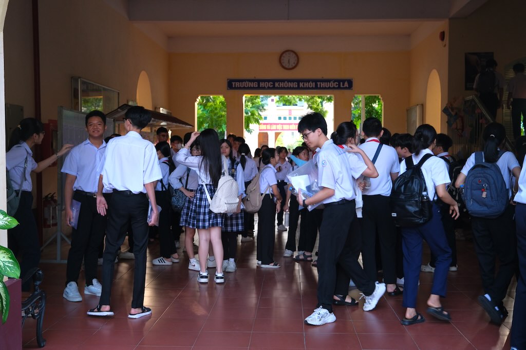 Thi sinh tap trung tai diem thi