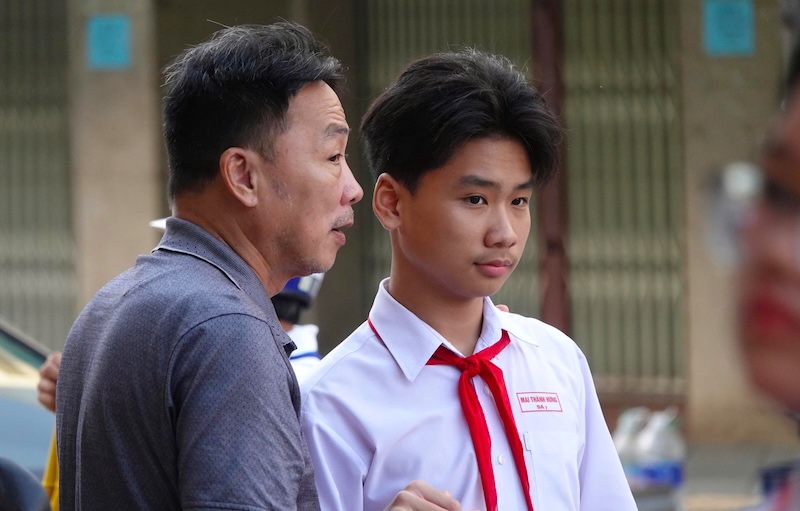 Phu huynh dan do con em truoc khi buoc vao ky thi