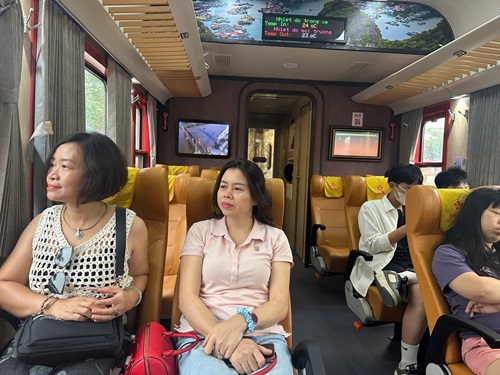 Hanh khach du lich Ha Noi - Hai Phong. Anh: Minh Hanh