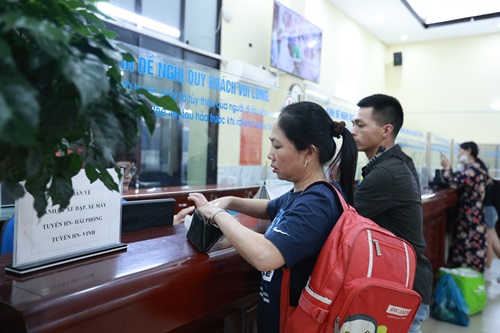 Boletos de descuento ferroviario para atraer clientes en el maximo verano. Foto: Hai Nguyen