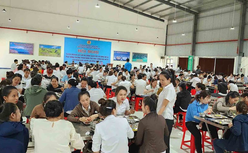 Workers at Garment Factory 10 (Ha Tinh) attend shift meals. Photo: Hoang Thanh