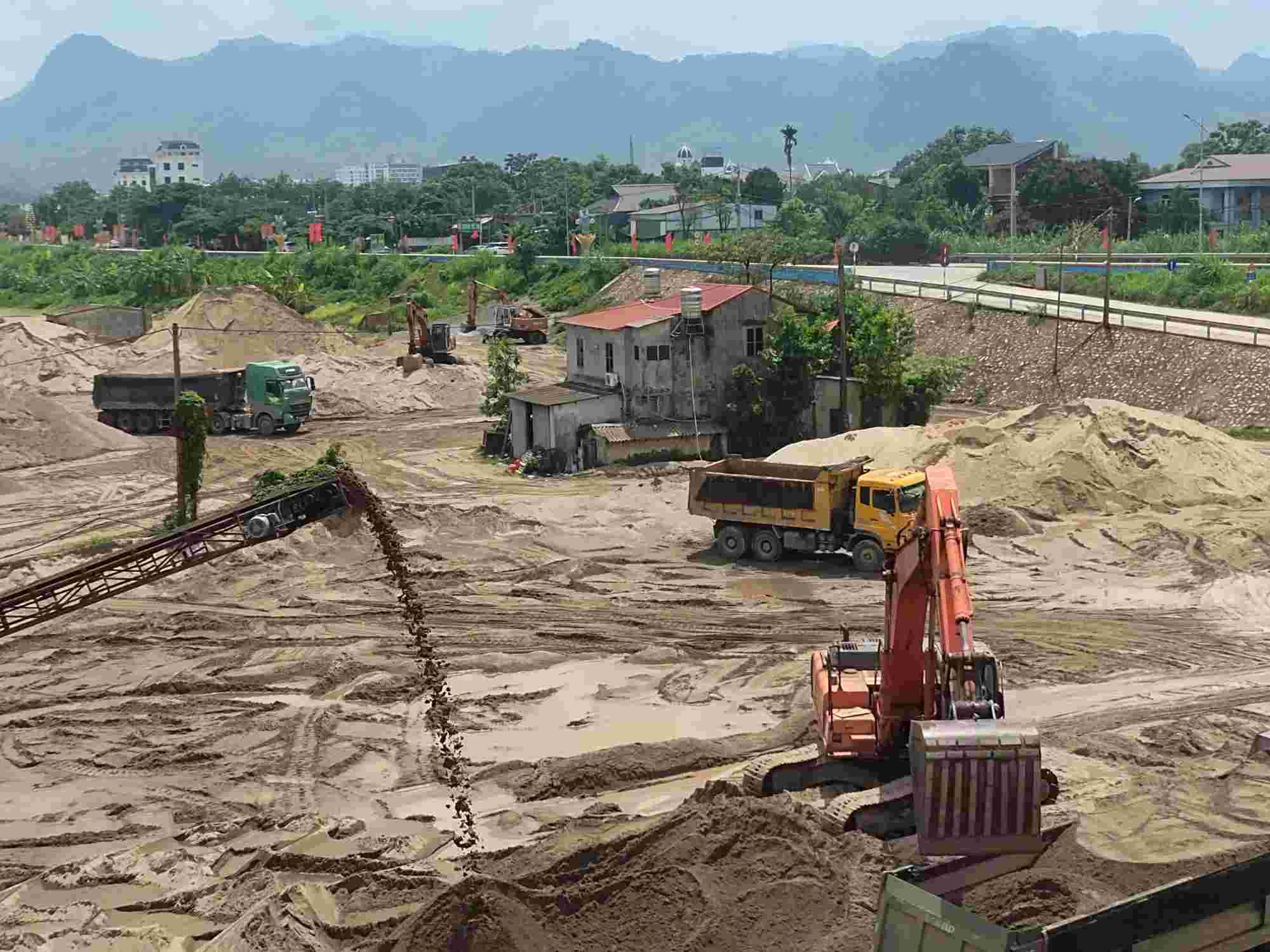 The price of construction sand is increasing dramatically, putting many businesses and people in a difficult position. Photo: Binh Khang
