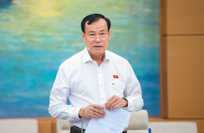 Chairman of the National Assembly's Committee on National Defense, Security and External Affairs Le Tan Toi summarizes the report on explanation, acceptance and revision of the draft Law on Personal Data Protection. Photo: Quochoi.vn