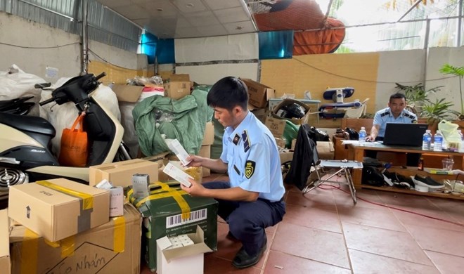 Gia Lai market management inspects and seizes counterfeit goods and cosmetics of unknown origin. Photo: Thanh Tuan