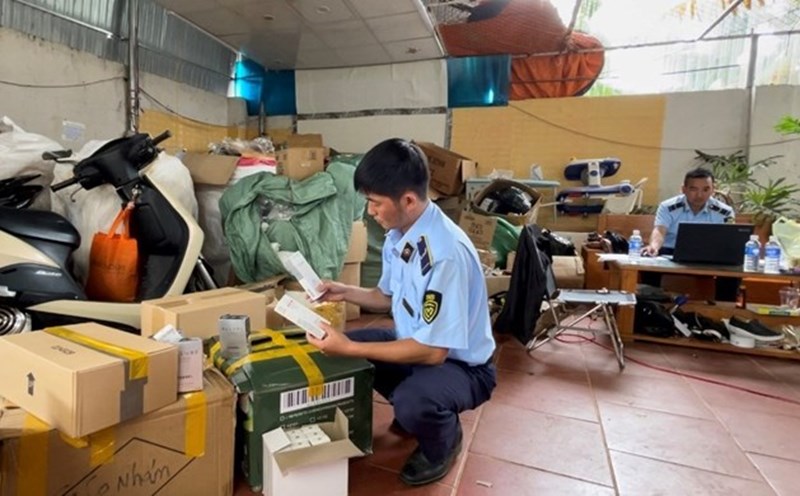 Gia Lai market management inspects and seizes counterfeit goods and cosmetics of unknown origin. Photo: Thanh Tuan